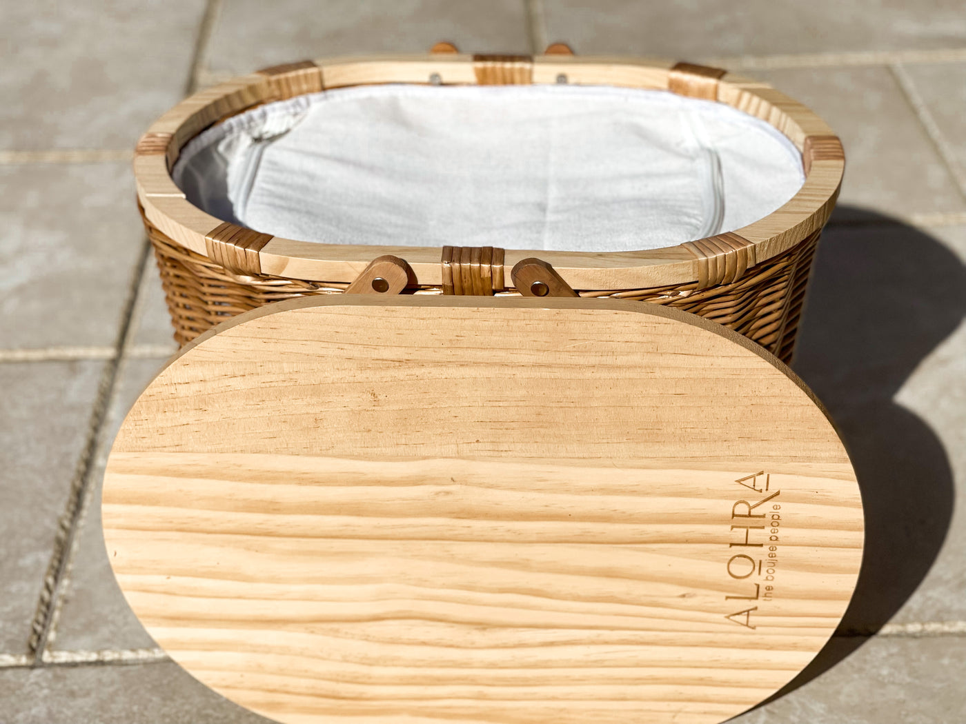 Hand Made Deluxe Oval Picnic Basket With Bonus 15pce Utensil Kit